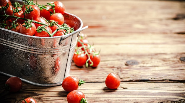 Des tomates fraîches sur une table en bois.