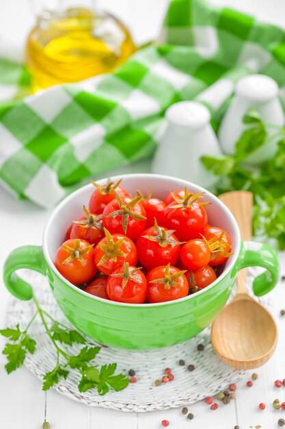 Tomates fraîches sur une table en bois