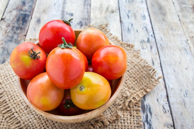 Tomates fraîches sur table en bois