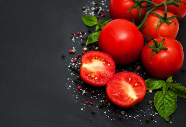 Tomates fraîches sur une table