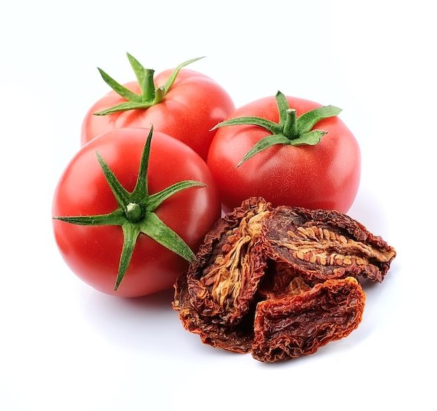 Tomates fraîches et tomates séchées isolées.