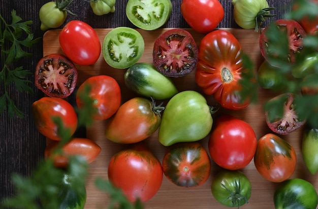 Des tomates fraîches en tranches sur fond noir.