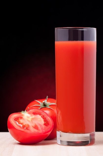 Tomates fraîches et un verre plein de jus de tomate