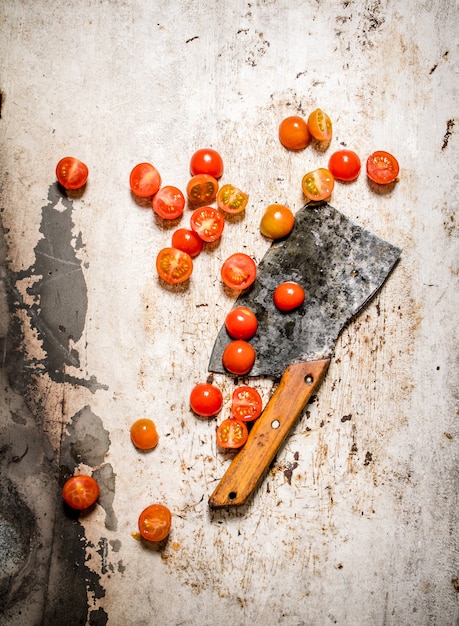 Photo tomates fraîches avec un vieux couteau. sur table rustique.