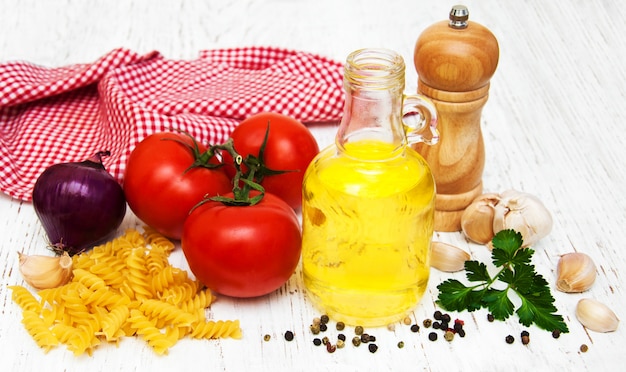 Tomates, fusilli, ail et huile d&#39;olive