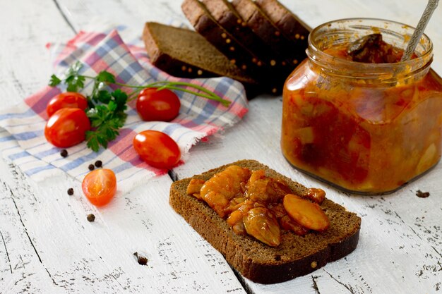 Tomates et haricots sur pain