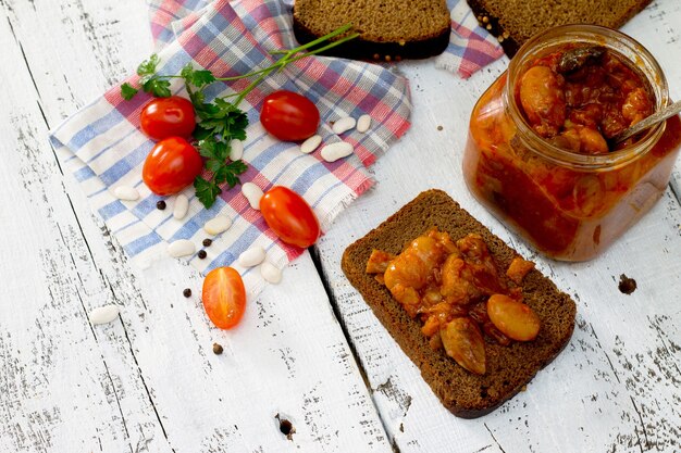 Tomates et haricots sur pain