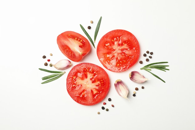 Tomates et ingrédients sur fond blanc, vue de dessus