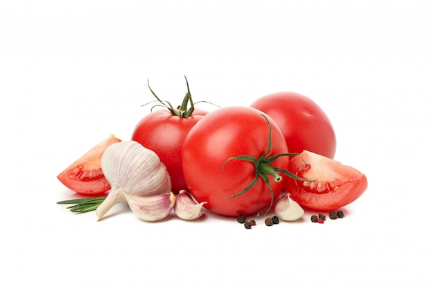 Tomates et ingrédients isolés sur fond blanc