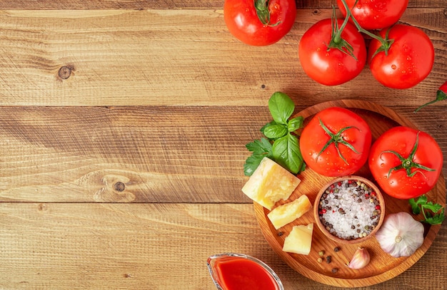 Tomates avec des ingrédients pour la cuisson. Concept de cuisine italienne. Vue de dessus, copiez l'espace.