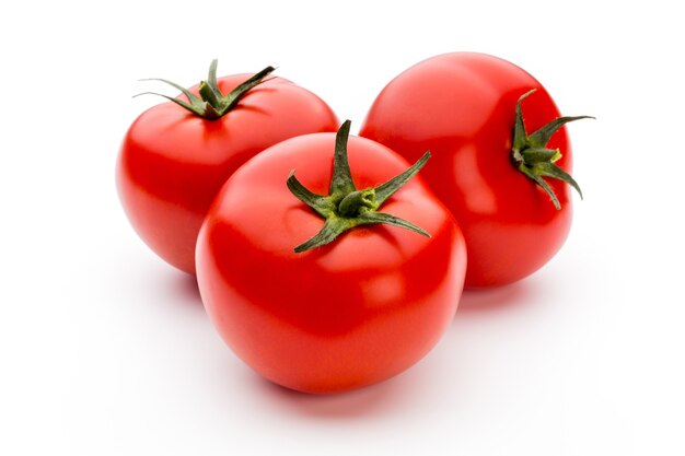 Tomates isolées sur fond blanc.