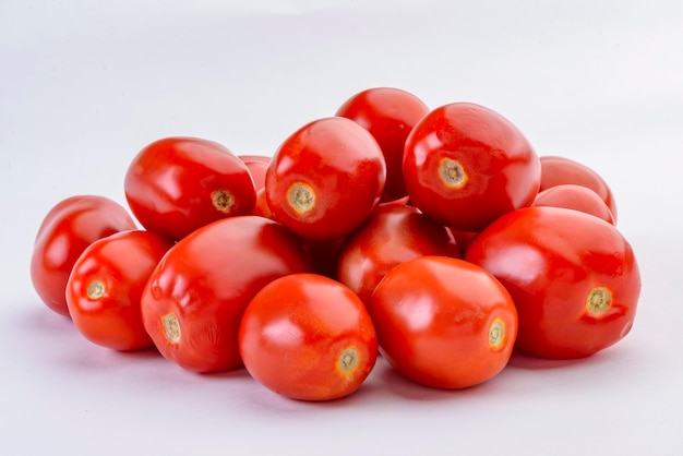 Tomates isolés sur fond blanc