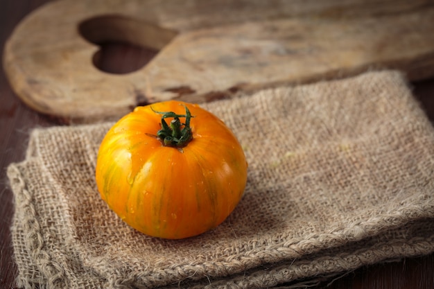 Tomates jaunes crues fraîches