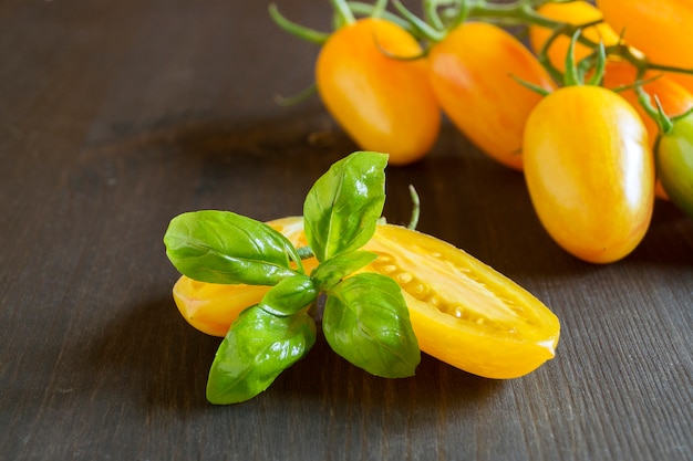 Tomates jaunes sur une planche de bois.