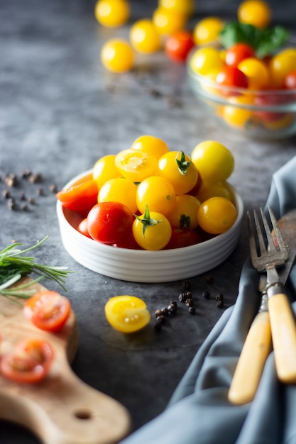 Tomates jaunes et rouges dans l'assiette