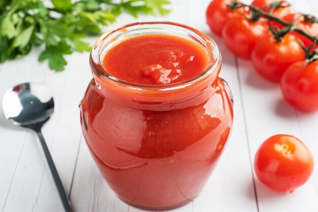 Tomates en jus ou pâte de tomates dans un bocal en verre