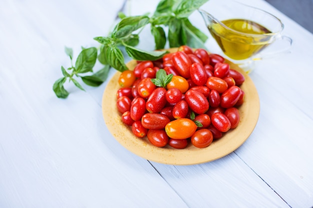 Tomates. Légume sur une table en bois.