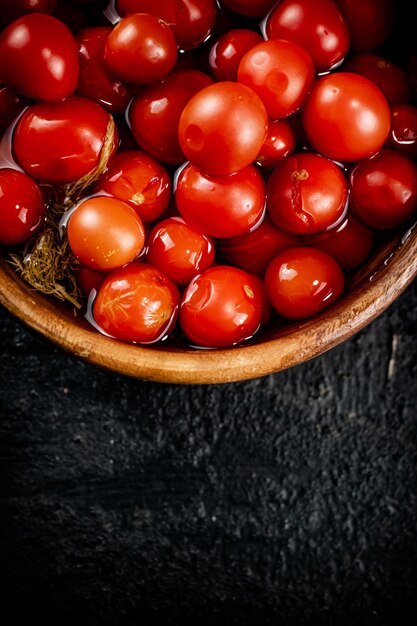 Photo tomates maison à mariner dans une assiette