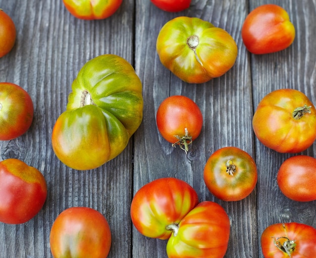 Tomates maison rouges sur la table. Vue de dessus