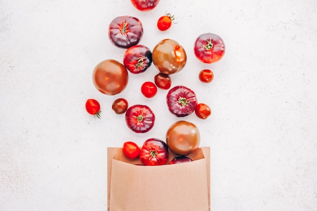 Tomates Mar Azul sur une table en bois blanche