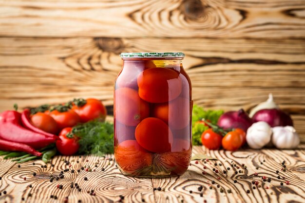 Tomates marinées aux épices et ingrédients sur fond de bois