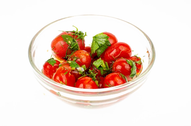 Tomates marinées aux herbes et à l'ail. Studio photo.