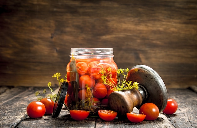 Tomates marinées aux herbes épices et seamer sur table en bois.