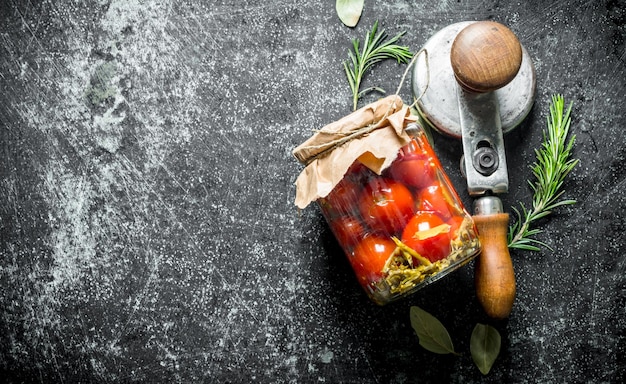 Tomates marinées dans un bocal en verre au romarin