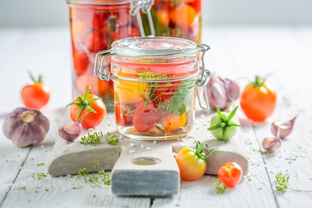 Tomates marinées saines à l'aneth, au raifort et à l'ail