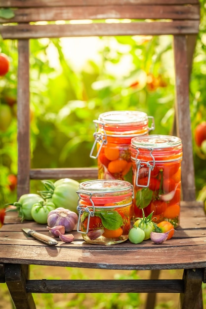 Tomates marinées saines et savoureuses avec des légumes de serre