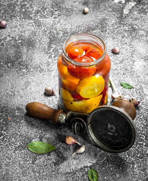 Tomates marinées avec seamer.