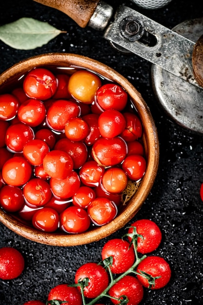 Photo tomates à mariner dans une assiette en bois