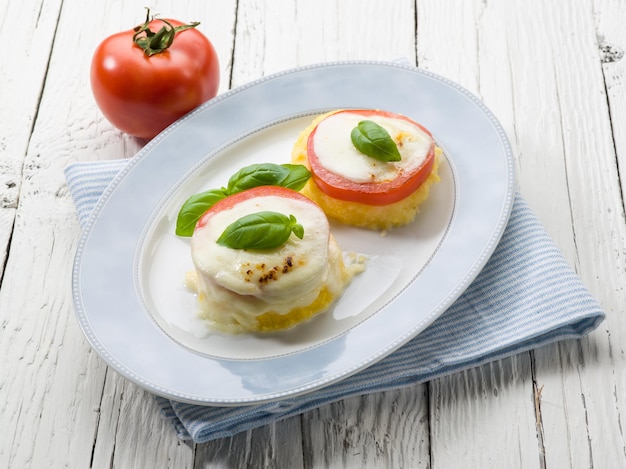 Tomates mozzarella et apéritif végétarien de bouillie