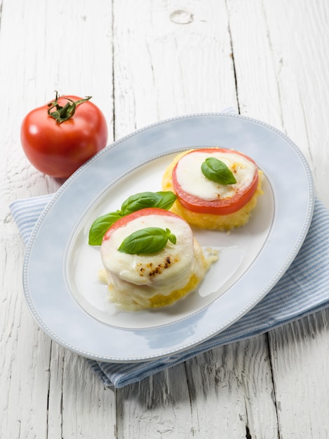 Tomates mozzarella et apéritif végétarien de bouillie