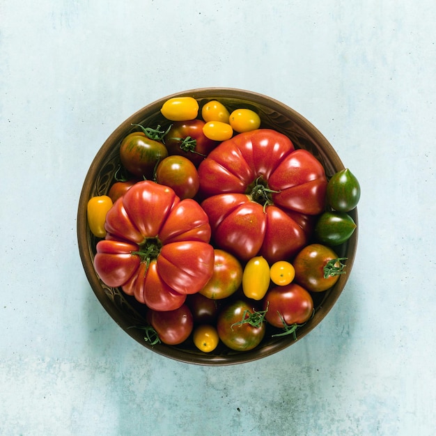 Tomates multicolores de différentes formes de couleurs