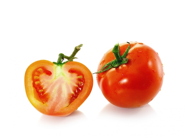 Tomates sur mur blanc