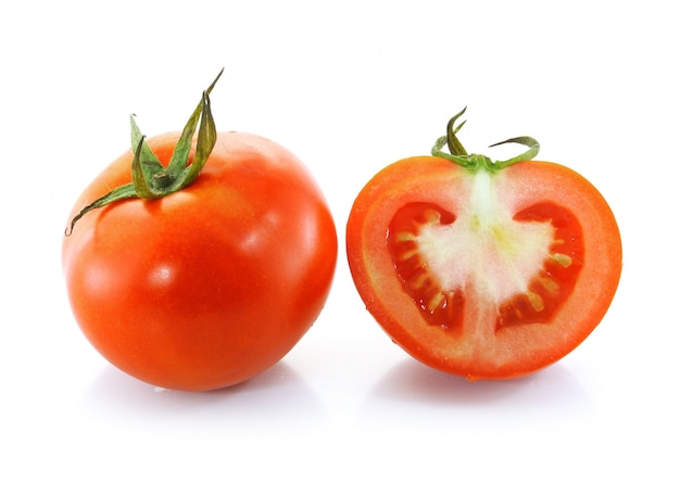 Tomates sur mur blanc