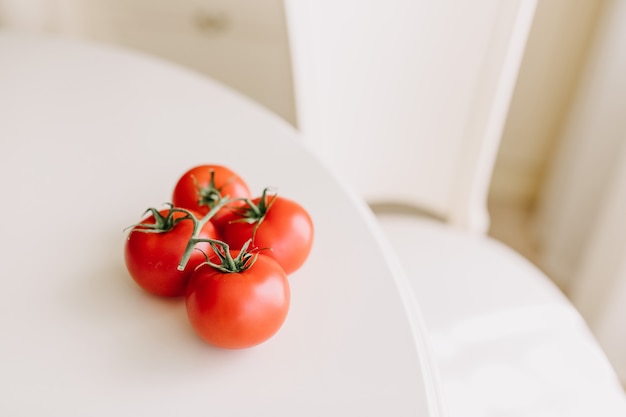 Tomates mûres sur une assiette.