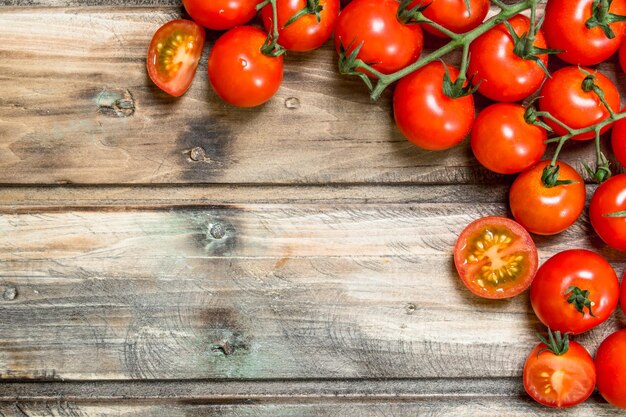 Tomates mûres sur une branche