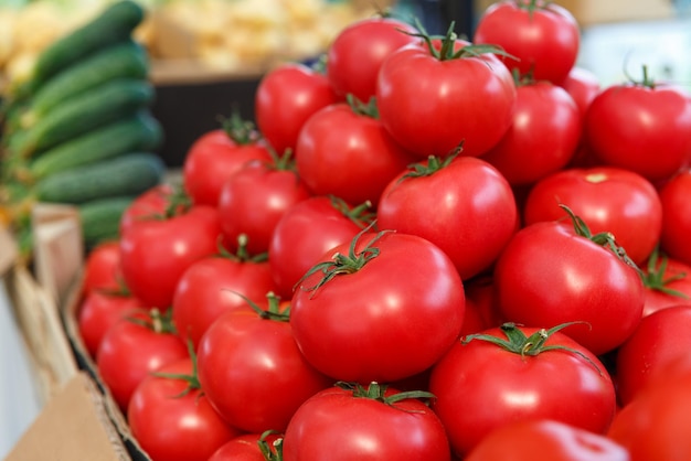 Tomates mûres sur le comptoir du marché biélorusse. Légumes frais dans le bazar de rue. Petites tomates.