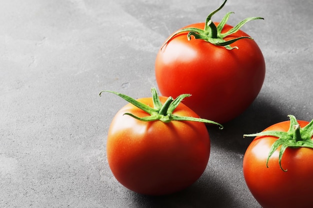 Tomates mûres fraîches sur fond de béton Vue de dessus Vue d'en haut