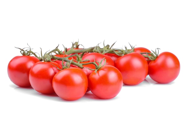 Tomates mûres fraîches sur fond blanc