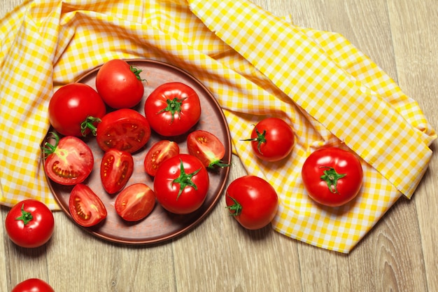 Tomates mûres fraîches sur un fond en bois