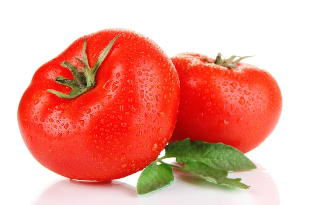 Tomates mûres isolées sur blanc