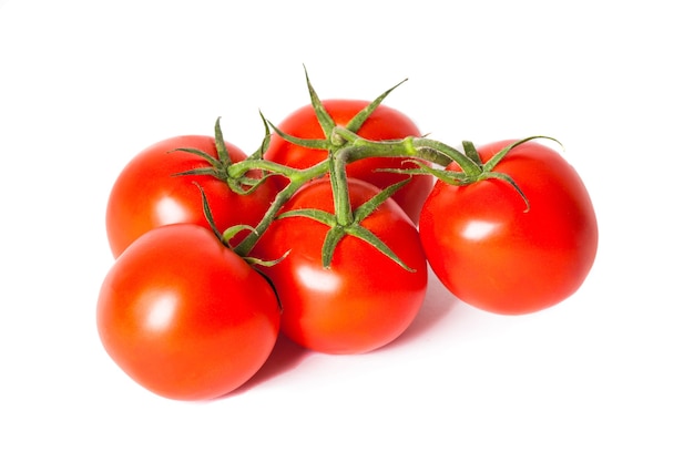 Tomates mûres isolées sur fond blanc