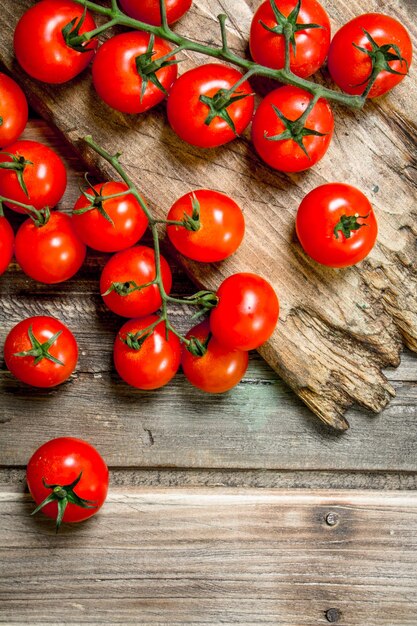 Tomates mûres sur une planche à découper