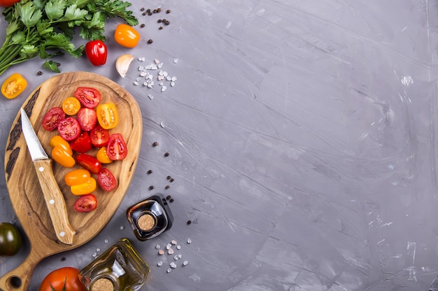 Tomates mûres pour la cuisson de légumes sur un gris