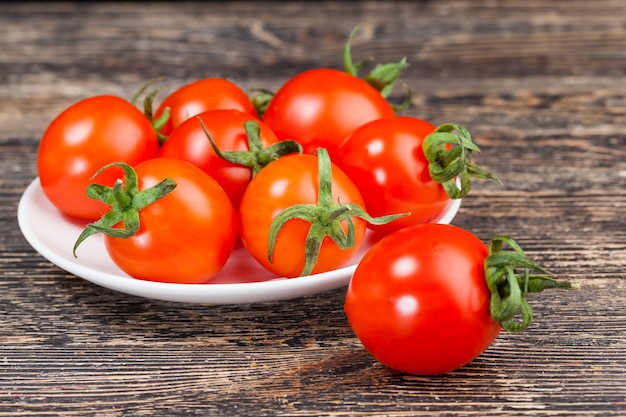 Tomates mûres rouges sur une assiette