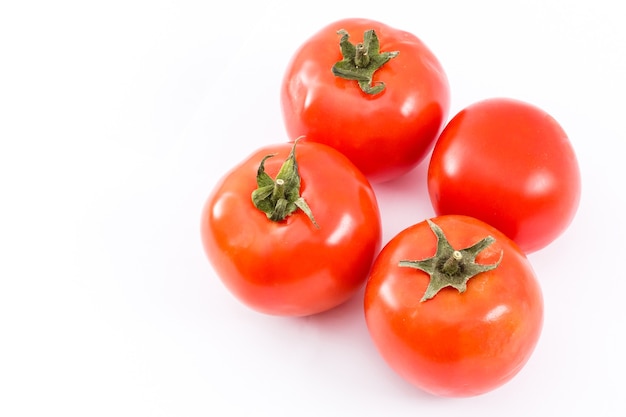 Tomates mûres rouges isolés sur fond blanc