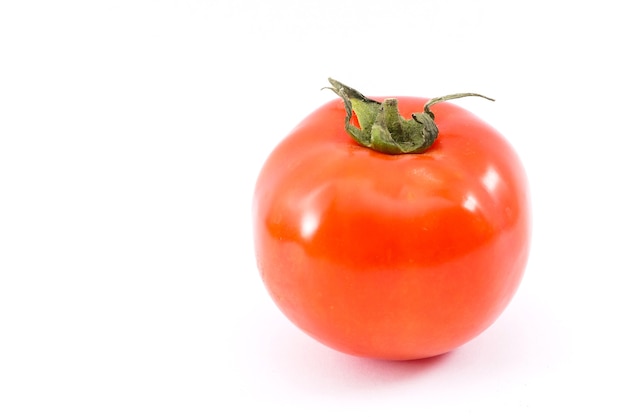 Tomates mûres rouges isolés sur fond blanc